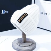 Білосніжна шапка у трендовому стилі