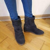 Фірмові італійські замшеві черевички на прихованій танкетці. розм.38 (24,5 см)