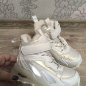 Зимові нові черевики для дівчинки