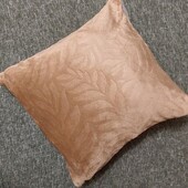 Декоративная плюшева наволочка 45х45, можна докупити.