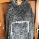 Довга сірого кольору. Підходить для розмірів від 3хL до 5XL.Меховушка довга, плюшева, худи, ohs.