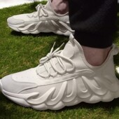 Кроссовки мужские бежевые на массивной подошве.