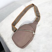 жіноча сумка-бананка