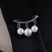 Маленька елегантна брошка з трьома перлинками .