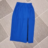 Спідниця кольору електрик з розрізом на нозі