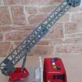 Пожежна машина має звукові і світлові сигнали