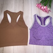 Одним лотом два спортивних бюстгальтера.