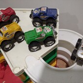 Набір з 6 машинок + трек -паркінг