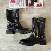 Стильные кожаные черные высокие ботинки