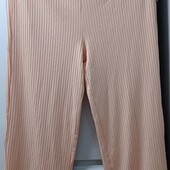 Широкі висячі штани. Розмір S, але може це як дорослий. Здається, можна М та L.