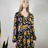 Квіткове плаття з фіолетовими квітами та поясом