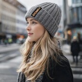 шапка зимняя женская серого цвета с логотипом