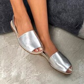 Жіночі босоніжки менорки абаркаси сріблястого кольору.