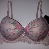 Гарний жіночий бюстгальтер