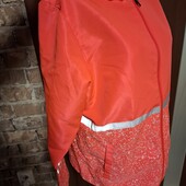 Красива фірмова вітровка!