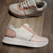 Красиві зручні кросівки!