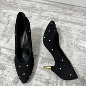 Замшевые черные туфли с металическими бляшечками и каблуками 39 р