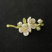 Одна брошка на выбор