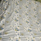 Гарна простьобана покривало-ковдра з фігурним краєм