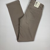 Стильные в состоянии новых типа джинсы