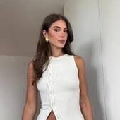 Стильная белая майка в рубчик