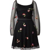 Красива сукня з вишитими квітами