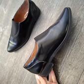 Красиві фірмові туфлі.