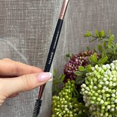 Двосторонній пензлик для моделювання брів і нанесення тіней