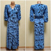 Довга блакитна сукня з чорними візерунками