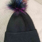 Шапка одна на вибір.