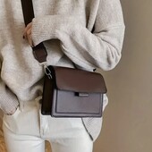Стильна коричнева сумка, з ругулюємим ремінцем