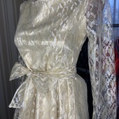 Елегантна золотиста мереживна сукня з поясом ХС/с