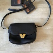 Черная кожаная сумка кроссбоди