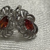 Новинка!Красивые серьги под серебро,с красным цирконом под Рубин,высота 1.7 см/1.2 см