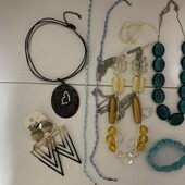 Прикраси на вибір до 8 березня