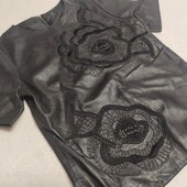 Шкіряна чорна блуза з аплікацією квіт