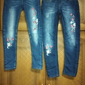 Дві пари джинсів з вишивкою одним лотом на дівчинку 8-9 років.
