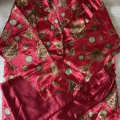 Красивая красная сатиновая пижама