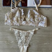 Красивый светлый бюстгальтер 80с и трусы