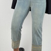 Жіночі котонові вкорочені джинсові штани з потертостями.