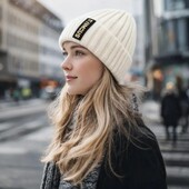 шапка зимняя женская белого цвета с логотипом