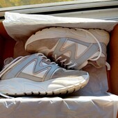 Кросівки. Натуральна шкіра. Устілка від краю до краю 23,7 см. В гарному стані.