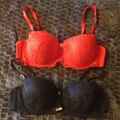 В лоті два бюстгальтера