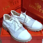 Женские туфли люферы Loretta с перфорацией на шнуровке белые.