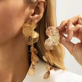 Сережки довгі, листя гінкго, квітка, пелюстки