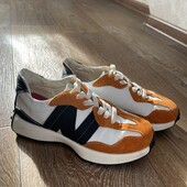 Кросівки жіночі