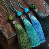 Шовковиста м'яка китиця з бусиною.