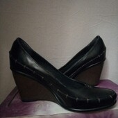 Шкіряні туфлі на танкетці як нові