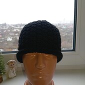 Вязана шапка в чорному кольорі