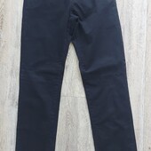 Чорні джинсові брюки на хлопця підлітка